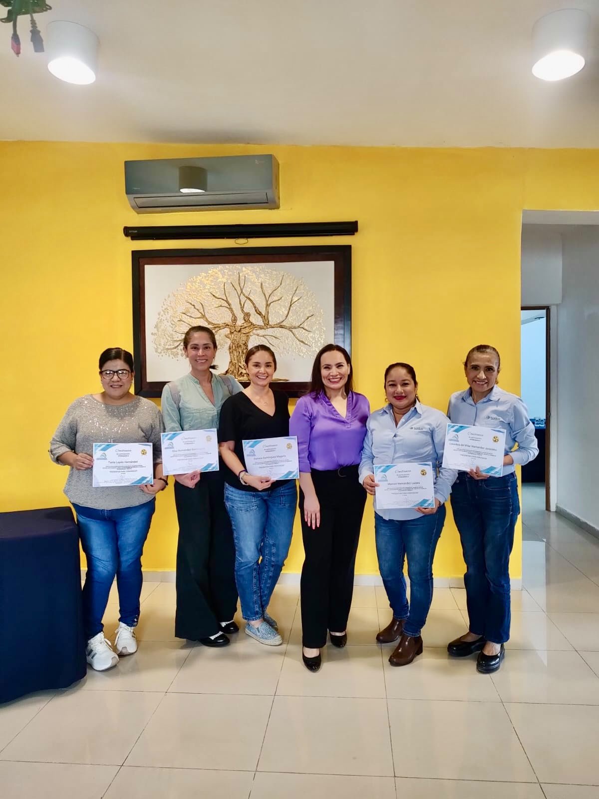 Rosario De León impartiendo un taller de ventas a un equipo de trabajo